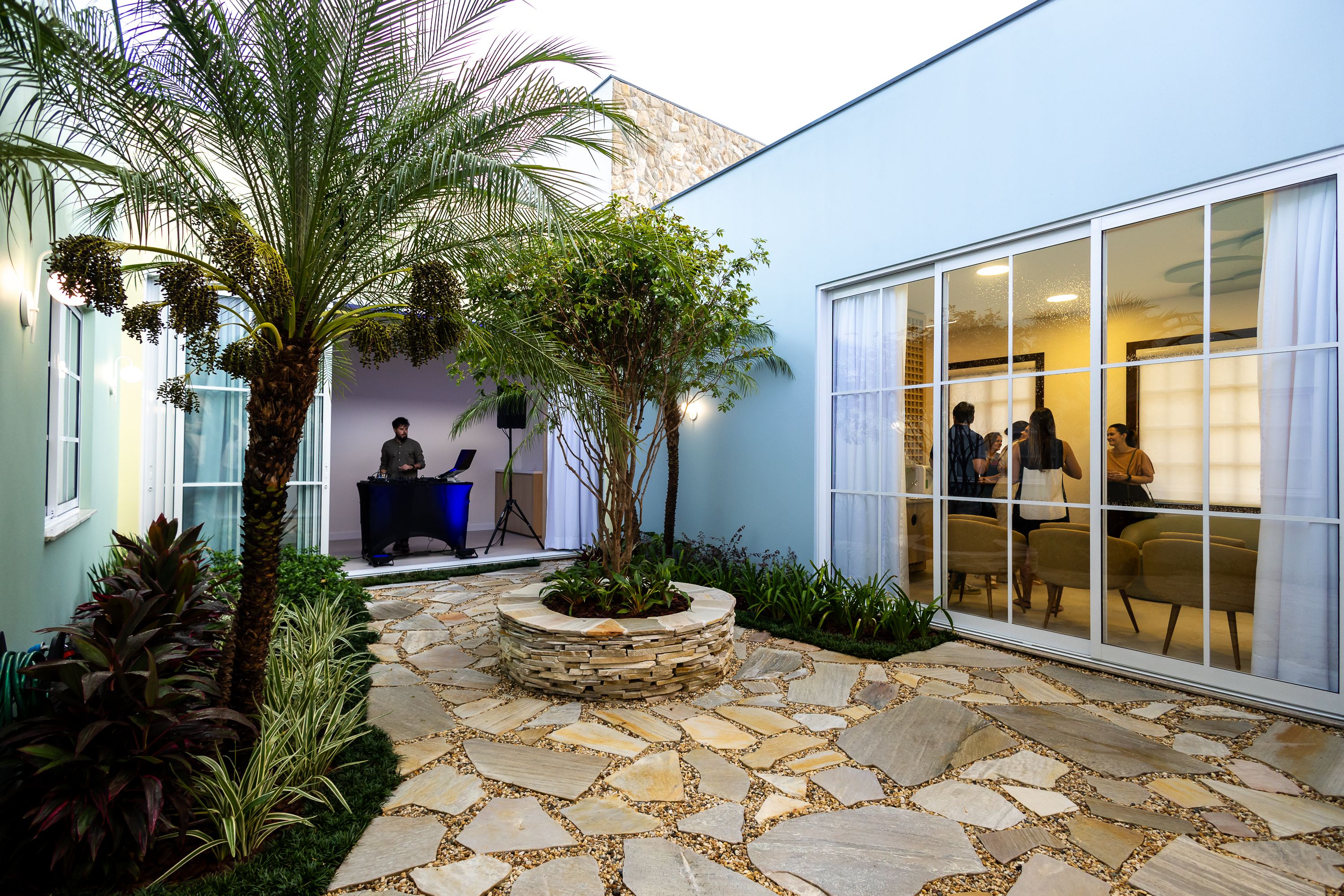 Fachada da Casalume — casa com jardim e porta em arco